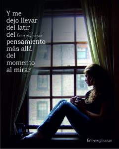 Más allá de la ventana, mirando através del cristal